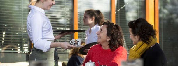 Emma serveert koffie.jpg