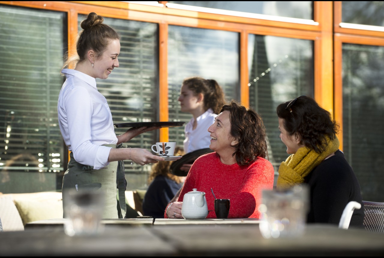 Emma serveert koffie.jpg