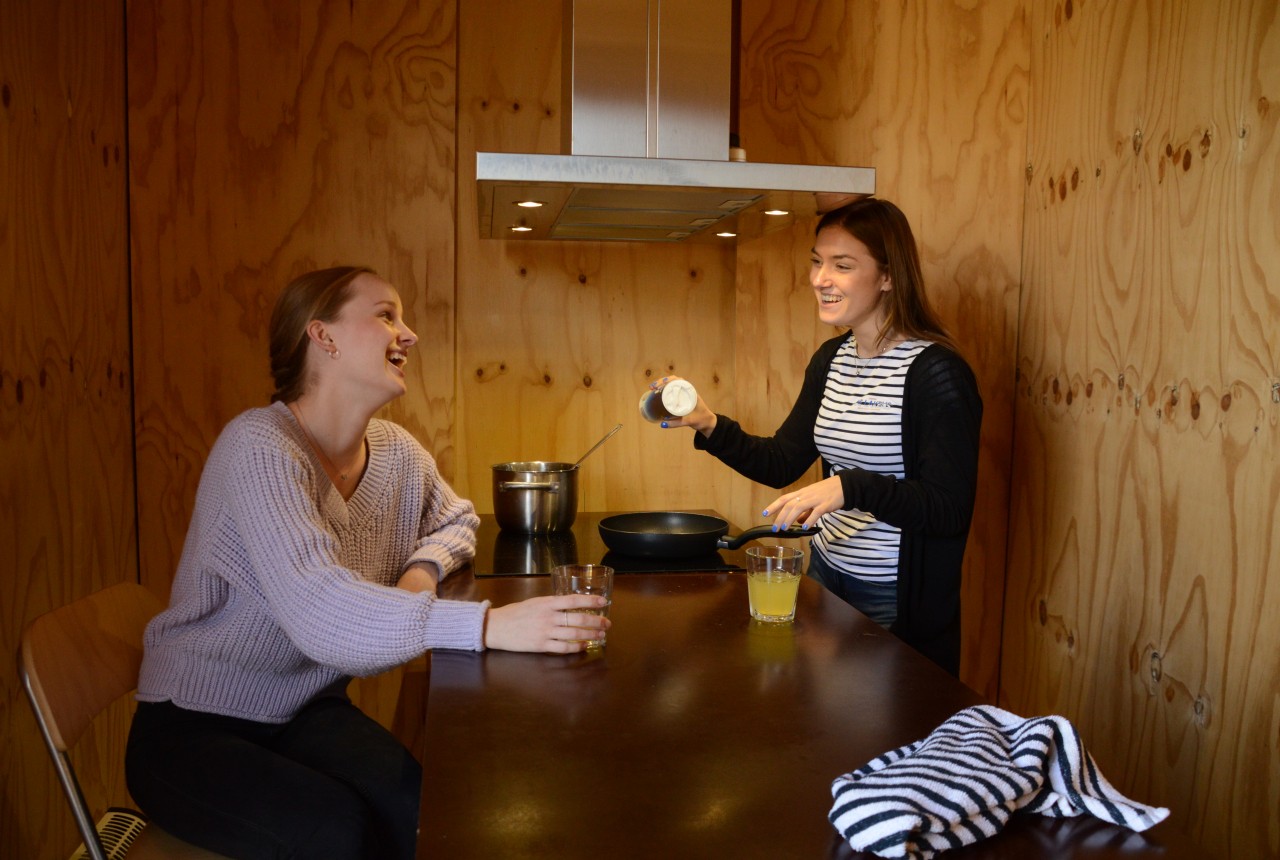 Samen koken in het stagehuis.JPG