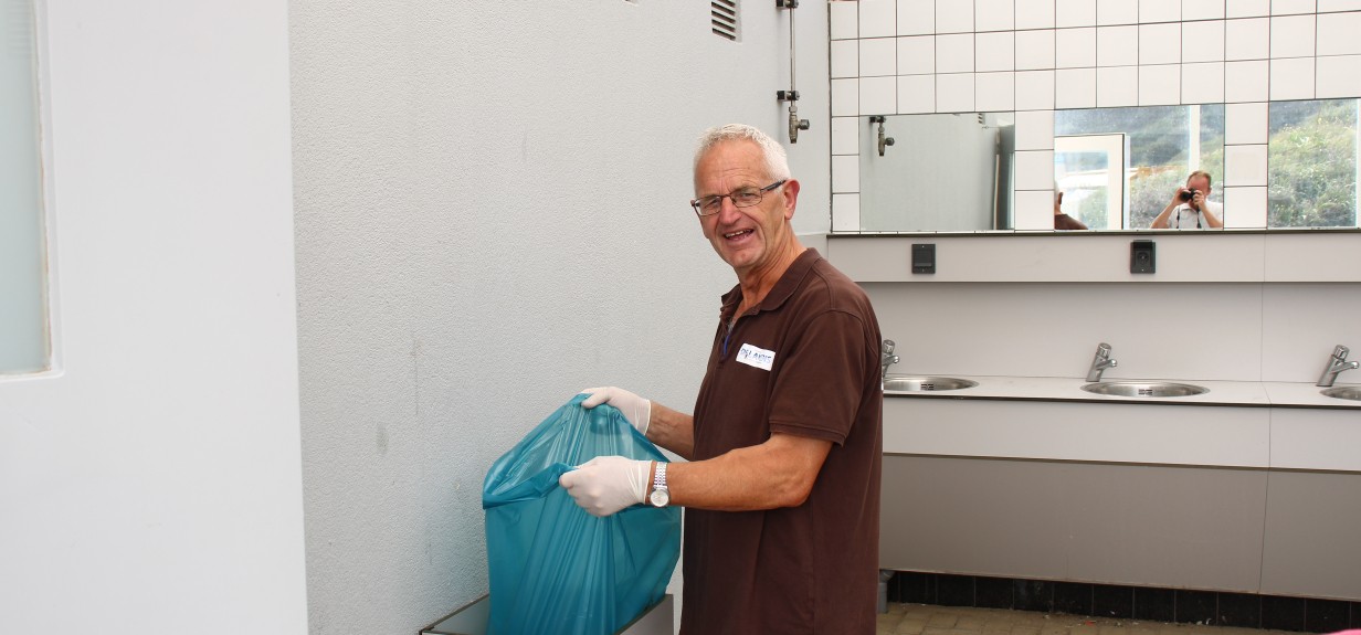 Jan leegt prullenbak.JPG