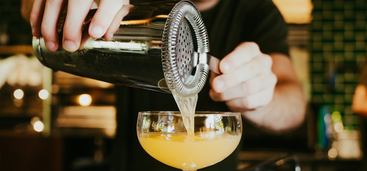 Knoest cocktail inschenken.jpg