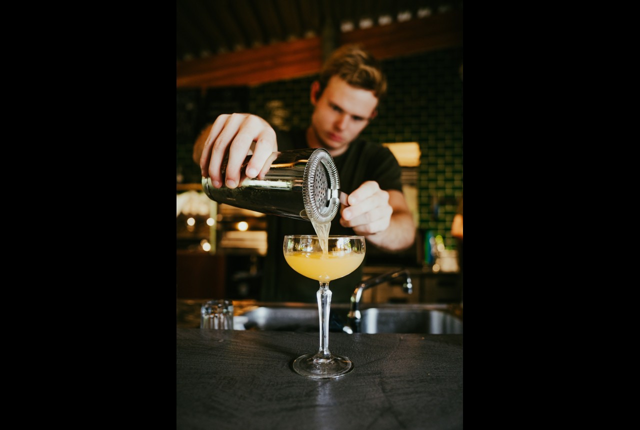 Knoest cocktail inschenken.jpg